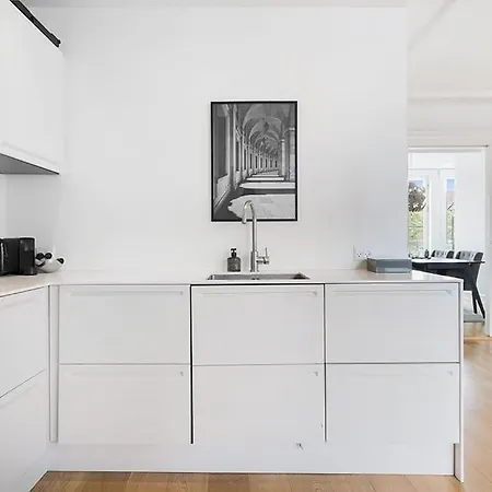 Heart Of Downtown - Modern & Balcony Apartment