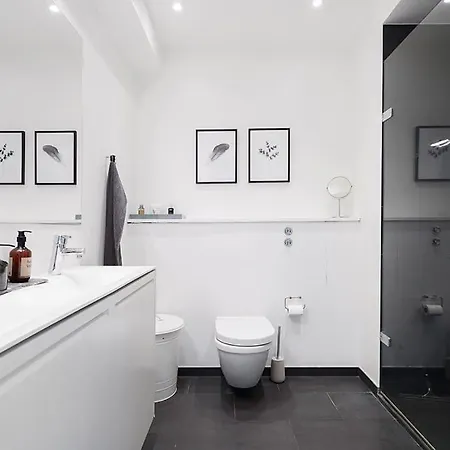 Heart Of Downtown - Modern & Balcony