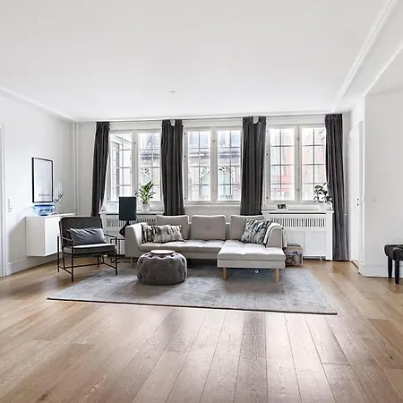 Heart Of Downtown - Modern & Balcony Apartment